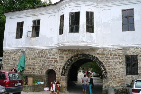 Каменната входна порта на Дряновския манастир