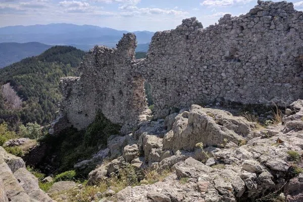 Каменните стени на крепостта Устра край Джебел