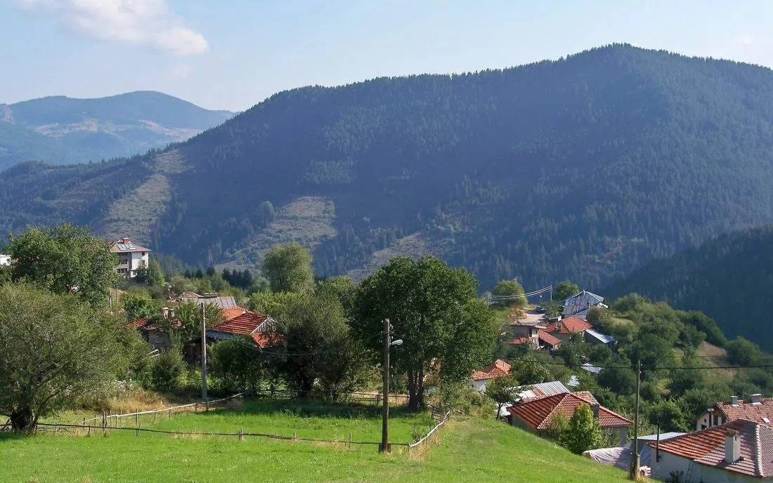 Къщите на село Гела под гористия родопски рид