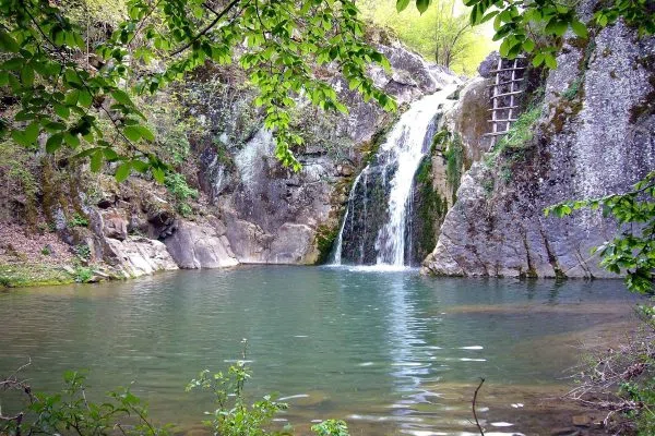 Водопадът Скока край Калейца със смарагдовия вир