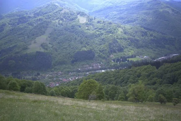 Планинското село Черни Осъм в залесената долина