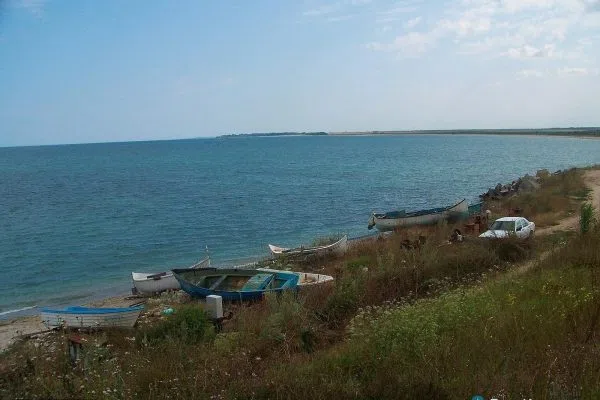 Рибарски лодки на добруджанския бряг