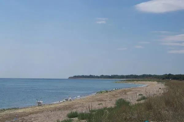 Пуст плаж и нос на северното крайбрежие