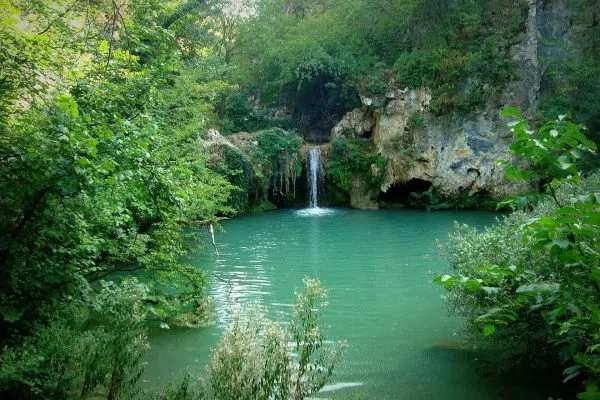 Хотнишки водопад и синьозеленият вир Кая Бунар край село Хотница