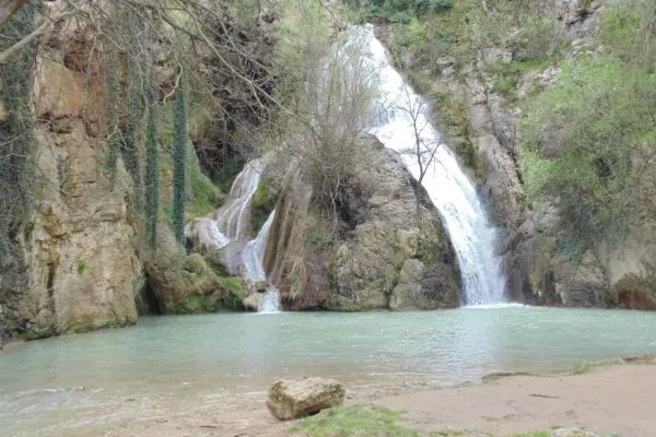 Каскадата на Хотнишкия водопад над зеленикавия вир