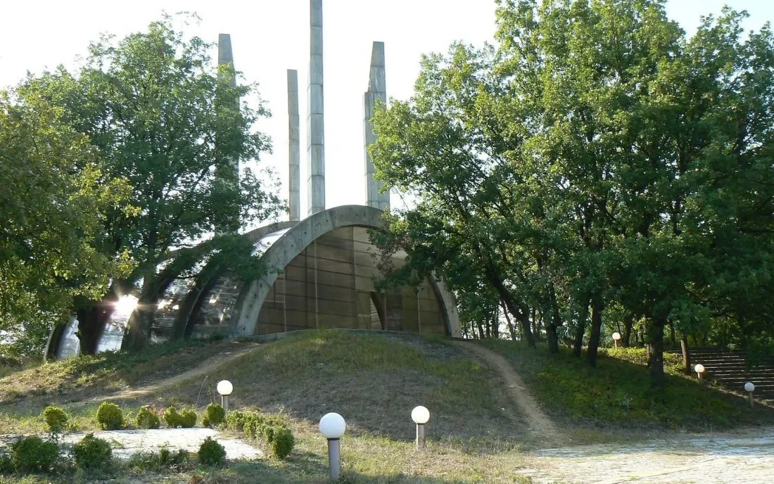 Бетонният мемориал на Самуиловата крепост с високите пилони край Ключ