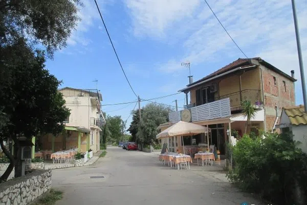 Гостилници и трапези на улица в село Рахи на Лефкада