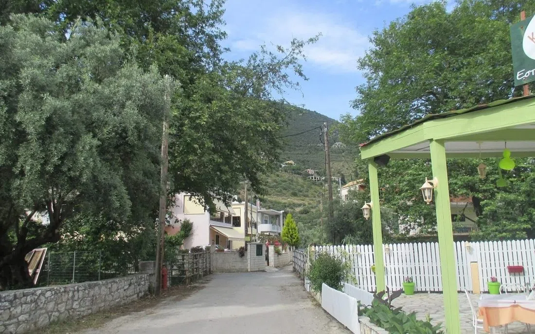 Улица в планинското село Рахи на Лефкада с маслинови дървета