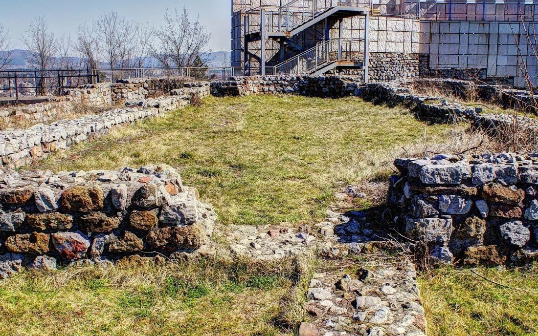 Каменни останки от средновековната крепост Кракра над Перник
