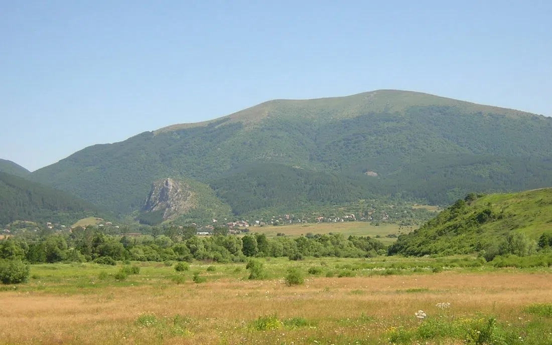 Широка котловина под залесен планински масив край Зелениград