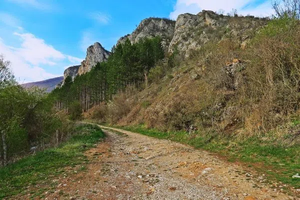 Каменистата пътека под скалните зъбери край Зелениград