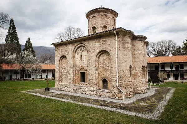 Църквата на Земенския манастир в двора