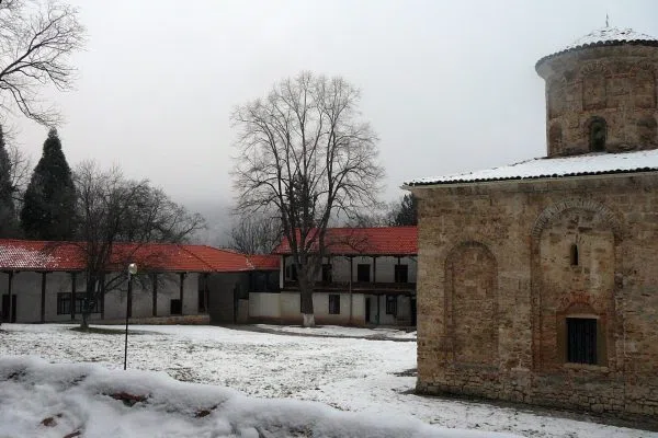 Земенският манастир през зимата