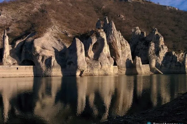 Чудните скали в тихите води на язовира