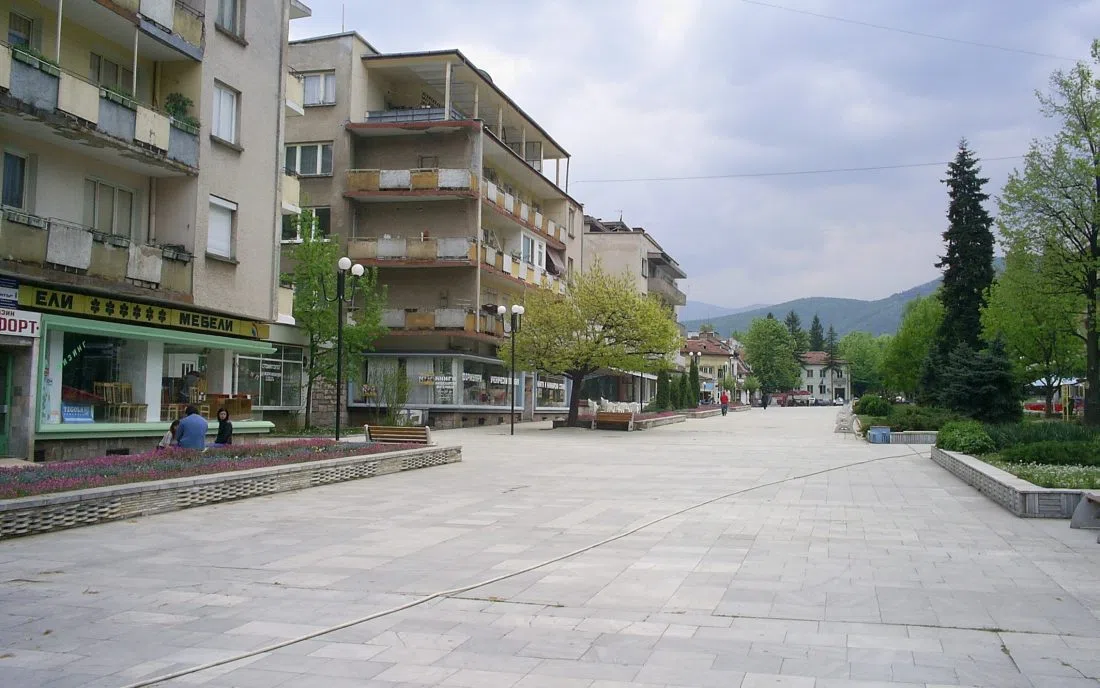 Широка пешеходна улица в центъра на Берковица