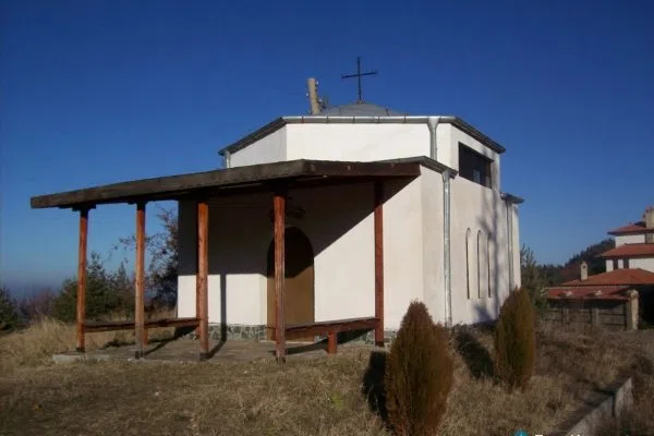 Бял параклис Свети Врачове над село Бойково