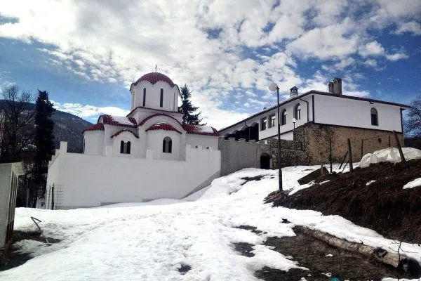 Храм с куполи през зимата край Брестник