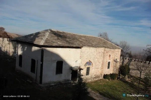Стара каменна църква край Брестник