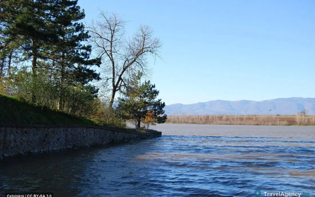 Язовирът край Брягово