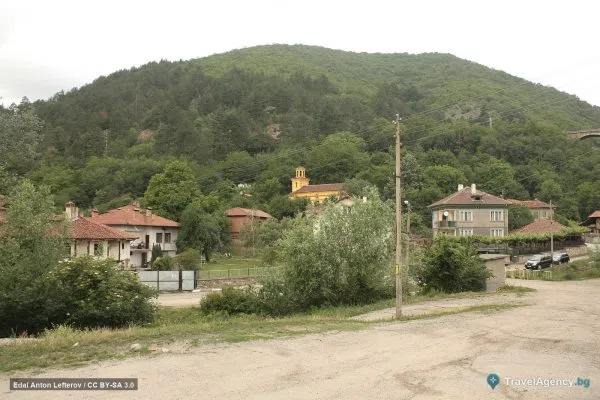 Изглед към Буново от централния площад