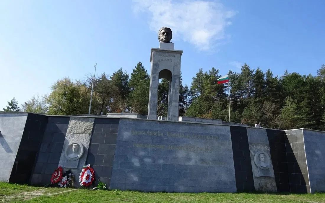 Паметник на Васил Левски край Буново