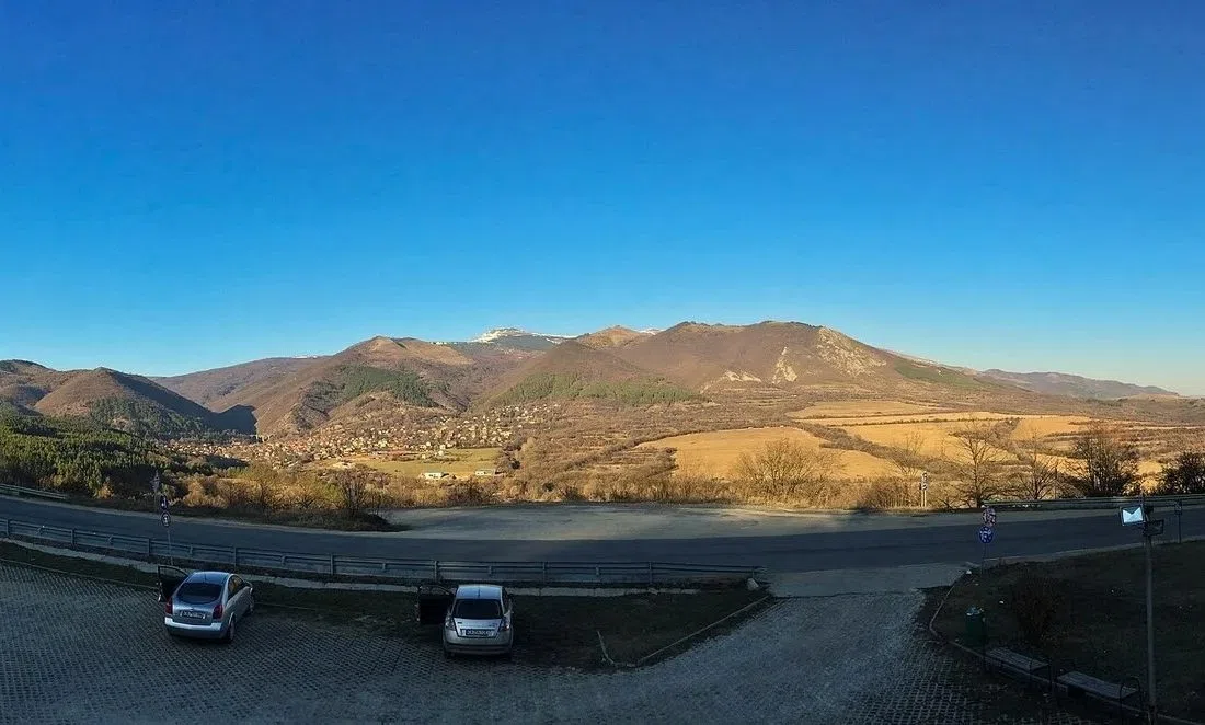 Панорама към старопланинските ридове над село Буново