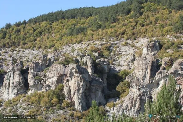 Скалист рид край Дъбовец