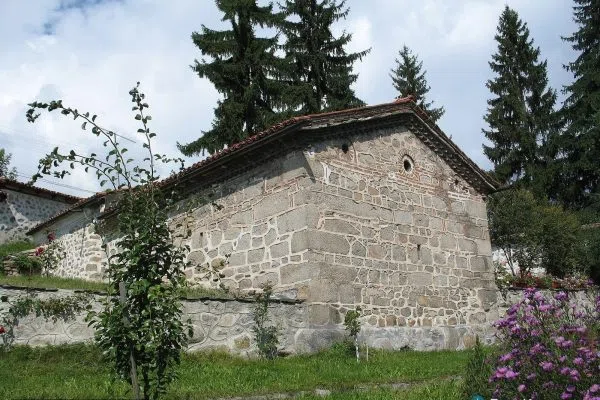 Каменната зидария на храма в Добърско