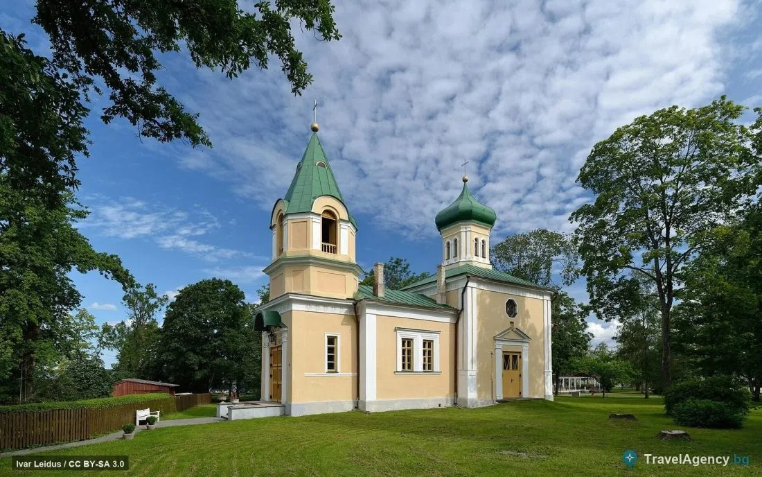 Православна църква със зелени кубета сред зеленина в Хаапсалу, Естония