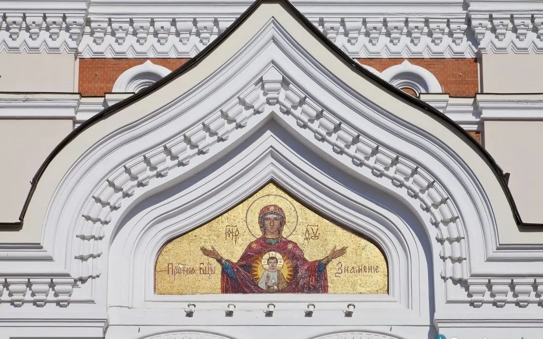 Мозайка с Богородица над входа на катедралата Александър Невски в Талин