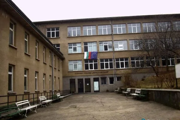 Основното училище в Гара Бов