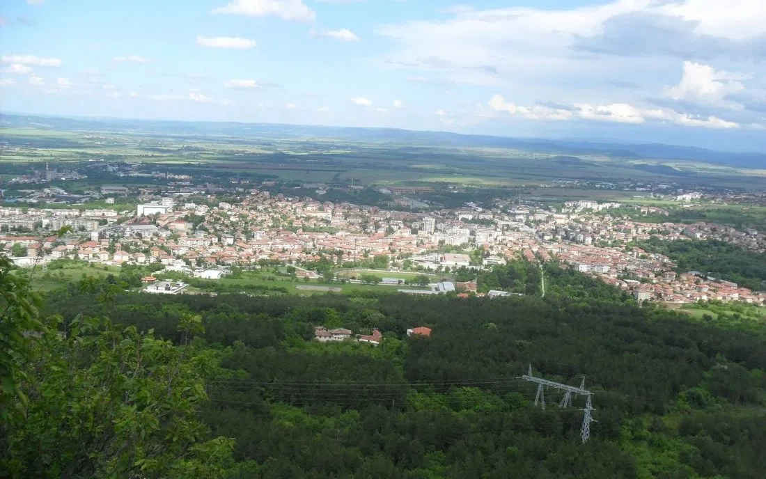 Панорама към Горна Оряховица от хълма Камъка