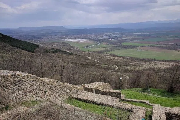 Изглед от Хоталич към котловината