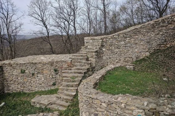 Каменни стъпала в крепостта Хоталич