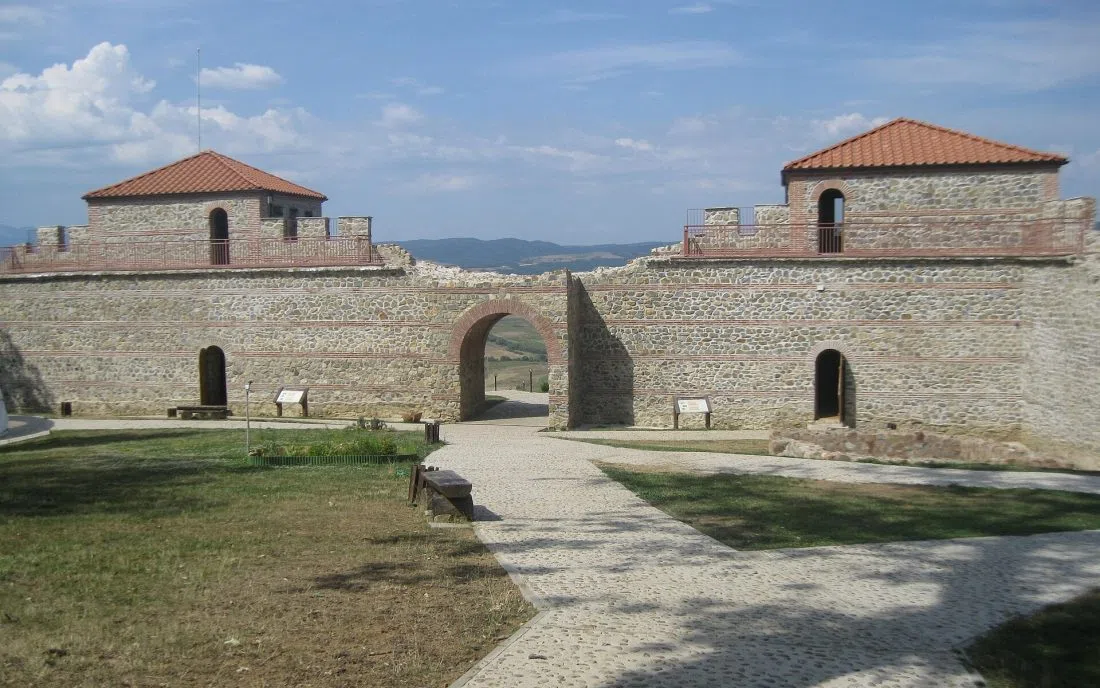 Вътрешният двор на крепостта Цари Мали град с портата и кулите