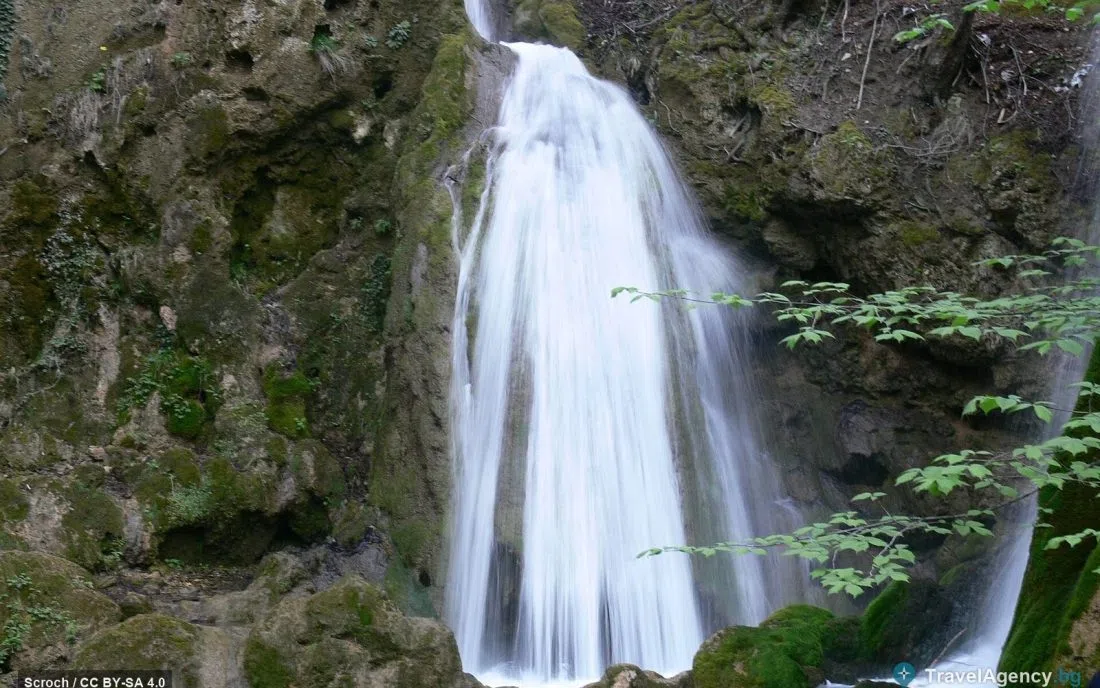 Бачковският водопад с пенливата си вода