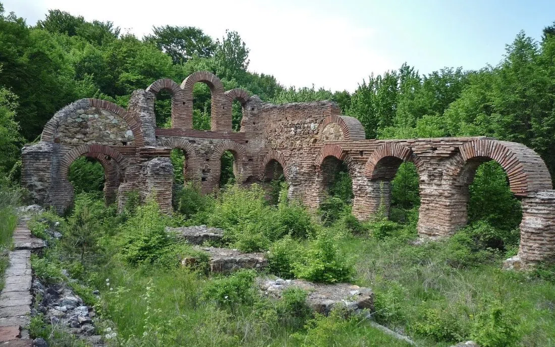 Старинната базилика край Белово