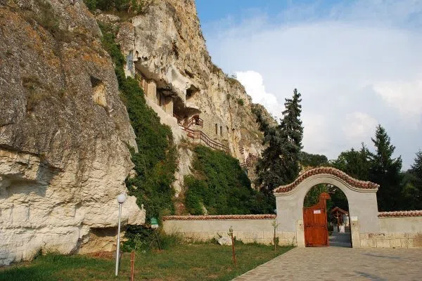 Басарбовски скален манастир в скалата край Русенски Лом