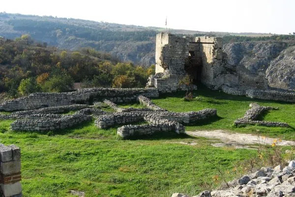 Крепостната кула на средновековния град Червен
