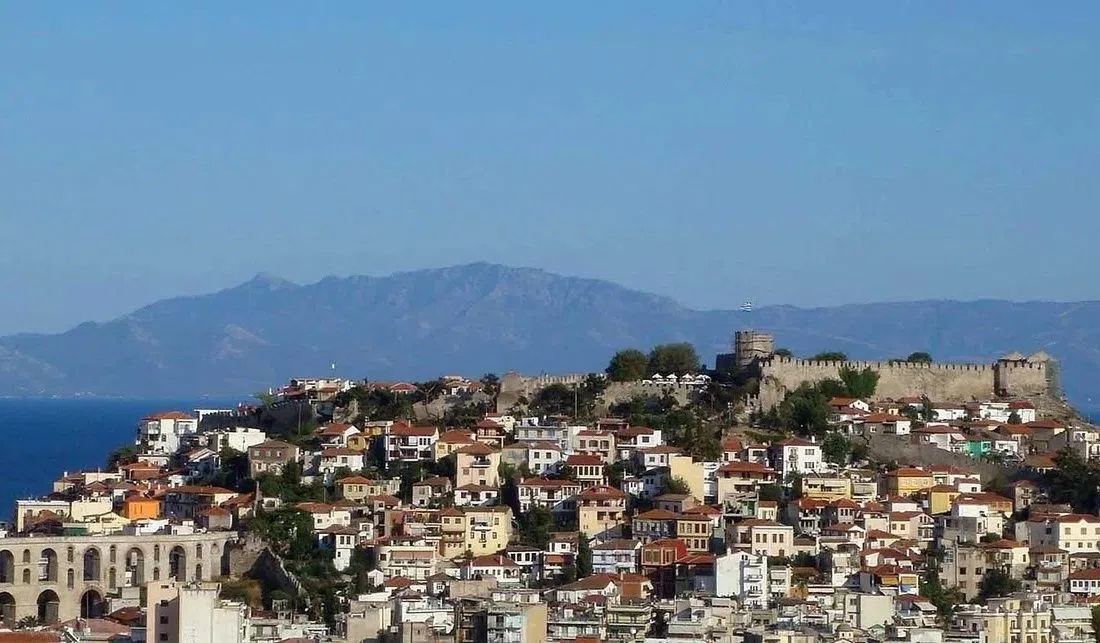 Панорама на Кавала с акведукта Камарес и крепостта на хълма
