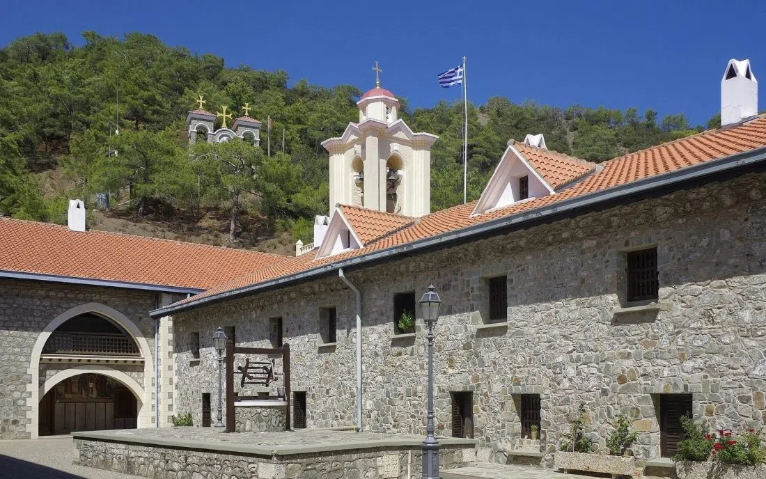 Каменните сгради на манастира Кикос в планината Тродос