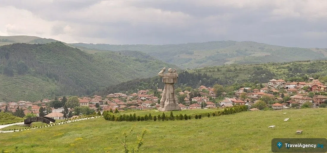 Панорама на град Клисура сред зелените хълмове на Средна гора