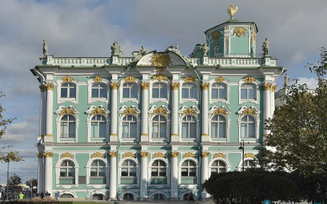 Зеленият бароков фасад на Ермитажа в Санкт Петербург