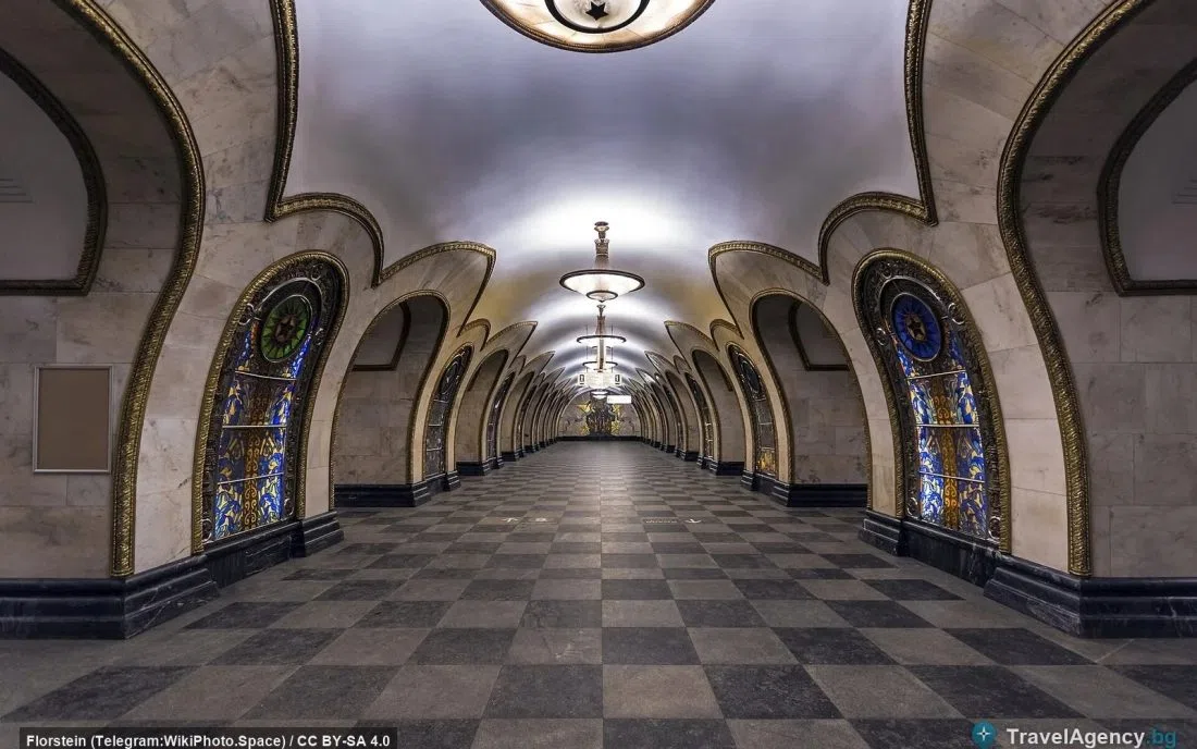 Мраморна станция на московското метро с витражи и полилеи