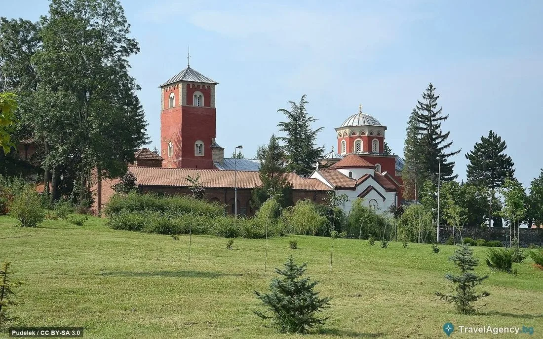 Червено-бялата църква на манастира Жича с камбанария и купол