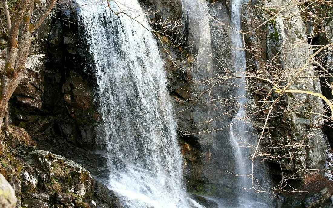 Планински водопад с пенлива вода в България