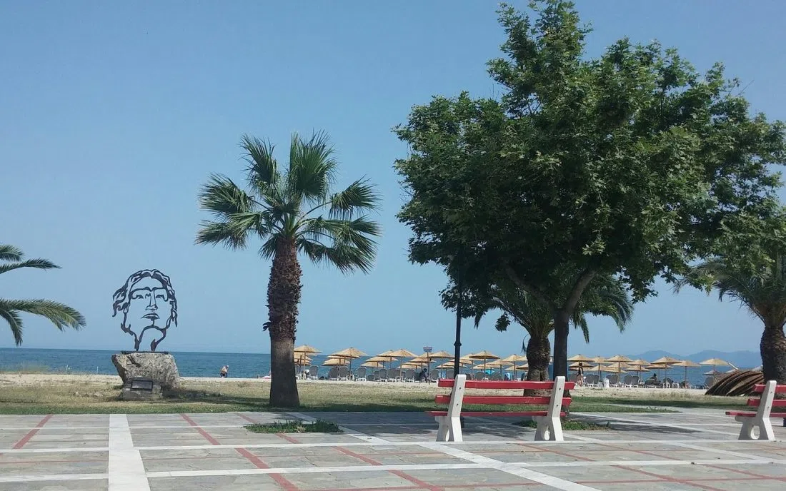 Крайбрежната алея на Аспровалта с палми