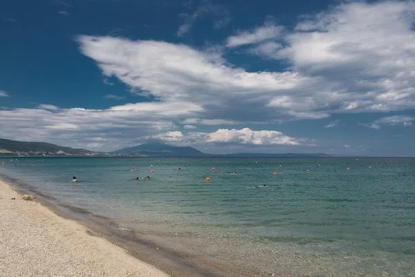 Плитка тюркоазена вода край брега