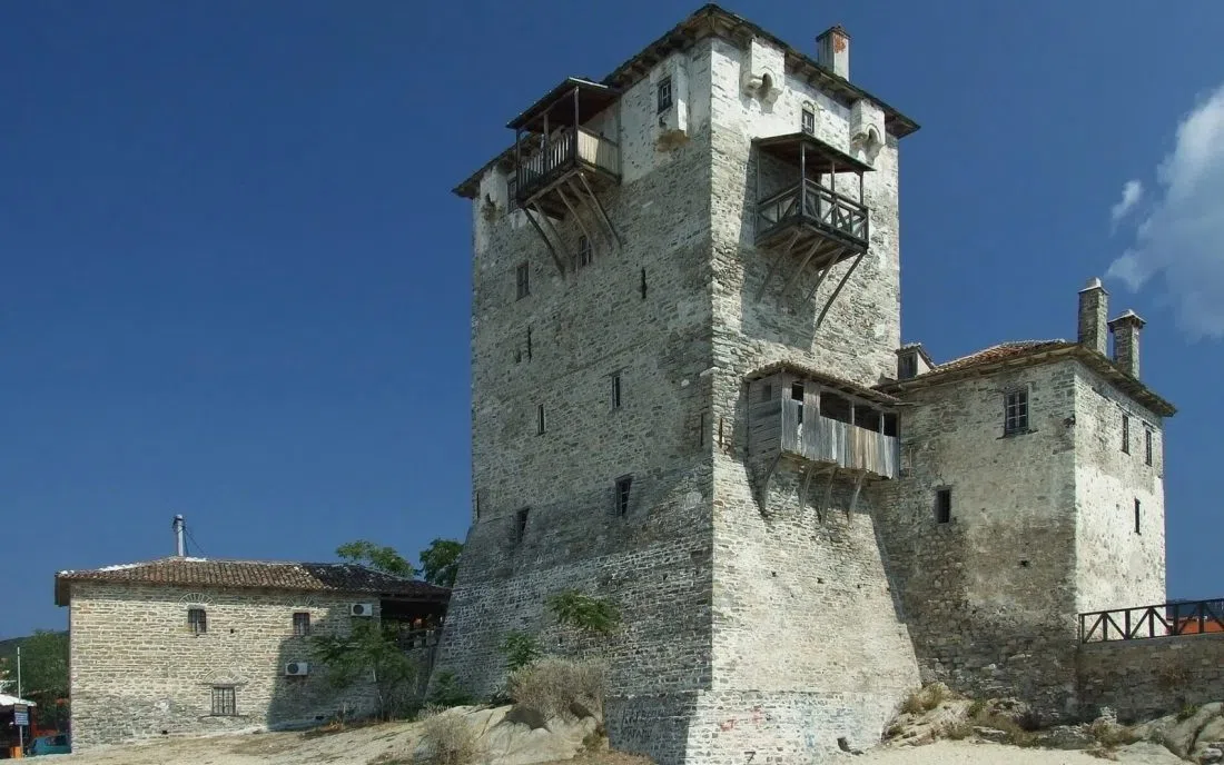 Византийската кула Просфорос на плажа на Уранополи