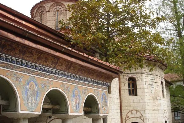Куполът и стенописната аркада на Бачковския манастир